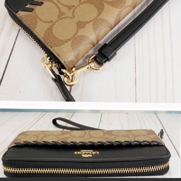 ❤️🌹PRICE DROP⬇️ COACH SIGNATURE WRISTLET WALLET - Picture 4 of 5